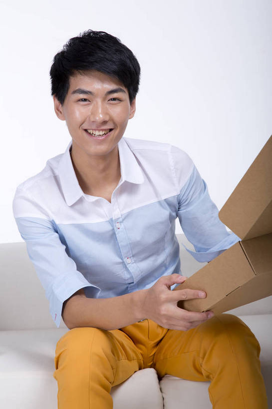 东方人,一个人,坐,竖图,彩色,室内,白天,抠图,白色背景,正面,购物,时尚,北京,中国,商品,图片,休闲,休闲服,展示,活力,可爱,竖,摄影,生活方式,青春,网上购物,乐观,男人,男性,年轻男性,亚洲人,中国人,年轻人,半身,影棚拍摄,高兴,愉快,bj174