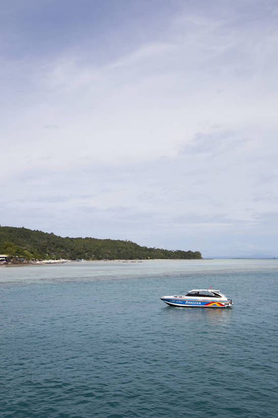 无人,竖图,彩色,室外,白天,旅游,度假,美景,名胜古迹,标志建筑,地标,建筑,船,泰国,亚洲,遗迹,图片,海平面,古迹,文物,娱乐,建设,古建筑,普吉岛,游船,自然,海水,享受,休闲,旅游胜地,放松,摄影,东南亚,海滨,度假村,古文明,泰王国,皮皮岛,安达曼海,普吉,披披岛,海,海滩,旅行,bj174