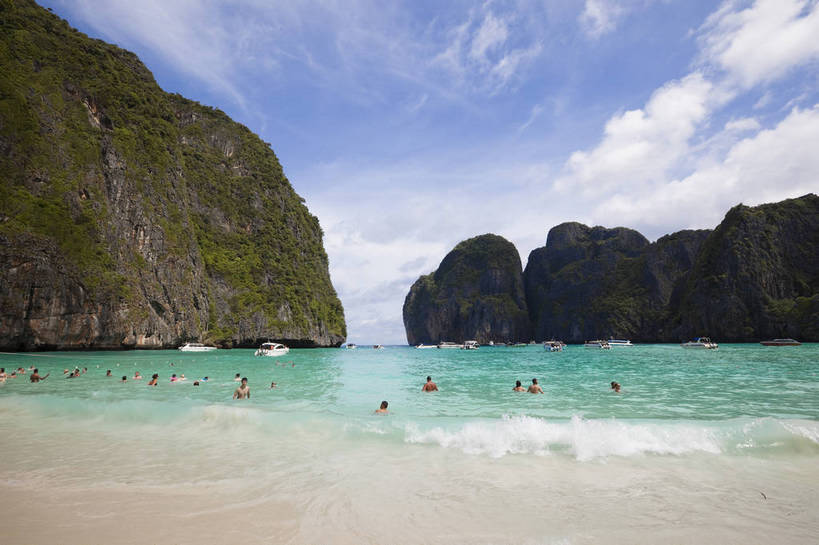 游泳,横图,彩色,室外,白天,旅游,度假,美景,名胜古迹,沙滩,山,标志建筑,地标,建筑,船,泰国,亚洲,游客,遗迹,图片,山峰,海平面,巨石,古迹,文物,娱乐,建设,古建筑,普吉岛,游船,自然,海水,享受,休闲,旅游胜地,放松,摄影,东南亚,海滨,古文明,泰王国,皮皮岛,普吉,披披岛,海,海滩,旅行,bj174