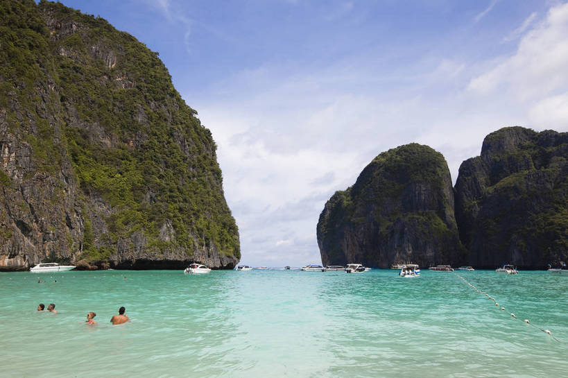 游泳,横图,彩色,室外,白天,旅游,度假,美景,名胜古迹,沙滩,山,标志建筑,地标,建筑,船,泰国,亚洲,游客,遗迹,图片,山峰,海平面,巨石,古迹,文物,娱乐,建设,古建筑,普吉岛,游船,自然,海水,享受,休闲,旅游胜地,放松,摄影,东南亚,海滨,古文明,泰王国,皮皮岛,普吉,披披岛,海,海滩,旅行,bj174