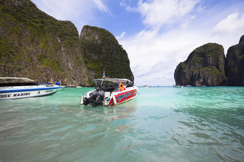 游泳,横图,彩色,室外,白天,旅游,度假,美景,名胜古迹,沙滩,山,标志建筑,地标,建筑,船,泰国,亚洲,游客,遗迹,图片,山峰,海平面,巨石,古迹,文物,娱乐,建设,古建筑,普吉岛,游船,自然,海水,享受,休闲,旅游胜地,放松,摄影,东南亚,海滨,古文明,泰王国,皮皮岛,普吉,披披岛,海,海滩,旅行,bj174