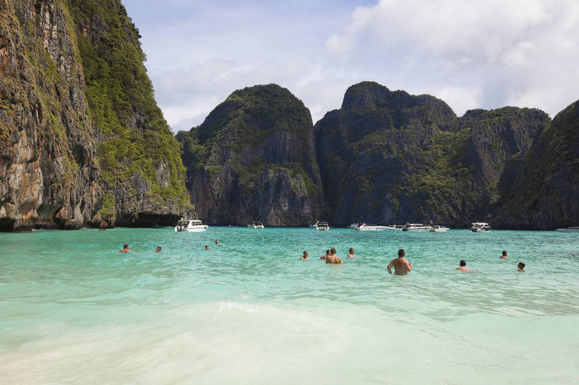 游泳,横图,彩色,室外,白天,旅游,度假,美景,名胜古迹,沙滩,山,标志建筑,地标,建筑,船,泰国,亚洲,游客,遗迹,图片,山峰,海平面,巨石,古迹,文物,娱乐,建设,古建筑,普吉岛,游船,自然,海水,享受,休闲,旅游胜地,放松,摄影,东南亚,海滨,古文明,泰王国,皮皮岛,普吉,披披岛,海,海滩,旅行,bj174