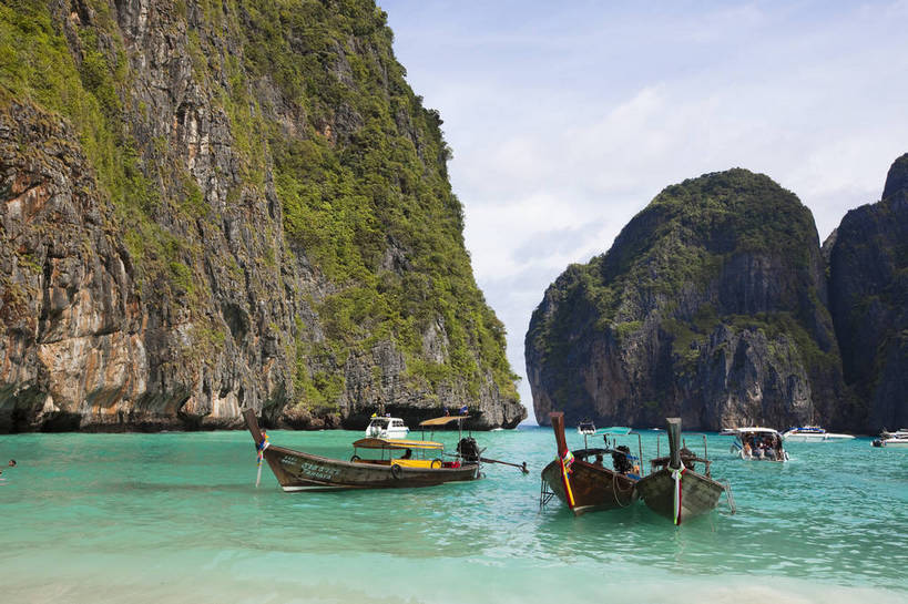 游泳,横图,彩色,室外,白天,旅游,度假,美景,名胜古迹,沙滩,山,标志建筑,地标,建筑,船,泰国,亚洲,游客,遗迹,图片,山峰,海平面,巨石,古迹,文物,娱乐,建设,古建筑,普吉岛,游船,自然,海水,享受,休闲,旅游胜地,放松,摄影,东南亚,海滨,古文明,泰王国,皮皮岛,普吉,披披岛,海,海滩,旅行,bj174