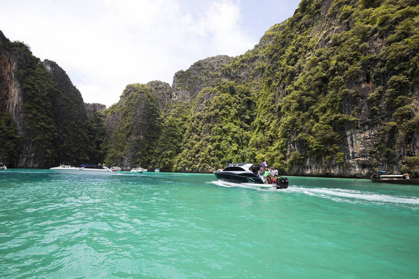 游泳,横图,彩色,室外,白天,旅游,度假,美景,名胜古迹,沙滩,山,标志建筑,地标,建筑,船,泰国,亚洲,游客,遗迹,图片,山峰,海平面,巨石,古迹,文物,娱乐,建设,古建筑,普吉岛,游船,自然,海水,享受,休闲,旅游胜地,放松,摄影,东南亚,海滨,古文明,泰王国,皮皮岛,普吉,披披岛,海,海滩,旅行,bj174