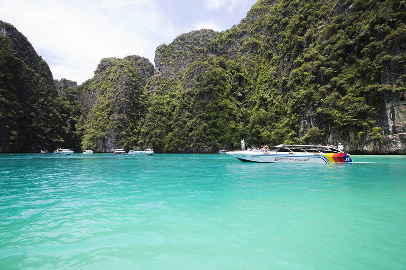 游泳,横图,彩色,室外,白天,旅游,度假,美景,名胜古迹,沙滩,山,标志建筑,地标,建筑,船,泰国,亚洲,游客,遗迹,图片,山峰,海平面,巨石,古迹,文物,娱乐,建设,古建筑,普吉岛,游船,自然,海水,享受,休闲,旅游胜地,放松,摄影,东南亚,海滨,古文明,泰王国,皮皮岛,普吉,披披岛,海,海滩,旅行,bj174