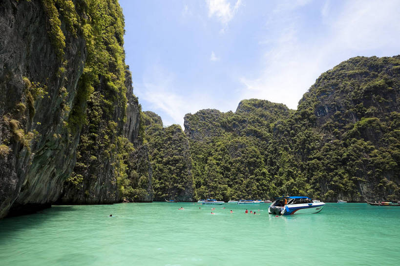 游泳,横图,彩色,室外,白天,旅游,度假,美景,名胜古迹,沙滩,山,标志建筑,地标,建筑,船,泰国,亚洲,游客,遗迹,图片,山峰,海平面,巨石,古迹,文物,娱乐,建设,古建筑,普吉岛,游船,自然,海水,享受,休闲,旅游胜地,放松,摄影,东南亚,海滨,古文明,泰王国,皮皮岛,普吉,披披岛,海,海滩,旅行,bj174