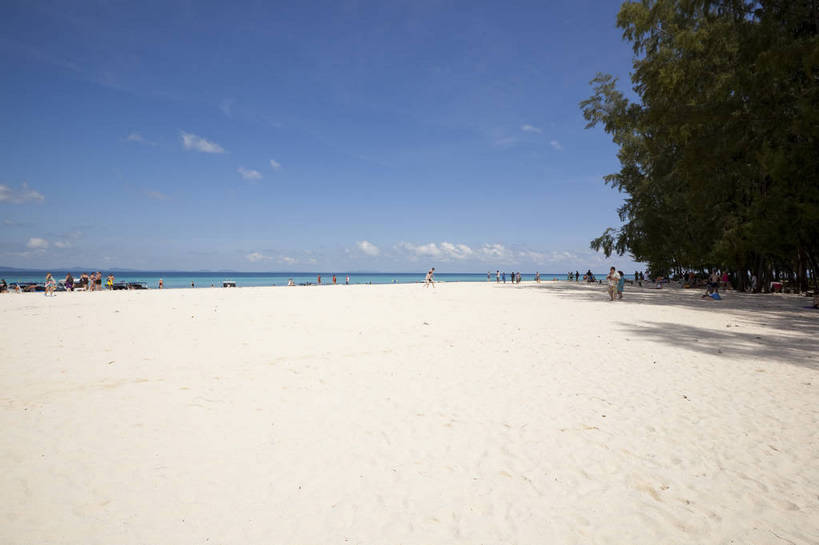 游泳,横图,彩色,室外,白天,旅游,度假,美景,名胜古迹,沙滩,树林,标志建筑,地标,建筑,泰国,亚洲,游客,遗迹,图片,海平面,古迹,文物,娱乐,建设,古建筑,普吉岛,自然,海水,享受,休闲,旅游胜地,放松,摄影,东南亚,海滨,古文明,泰王国,皮皮岛,普吉,披披岛,甲米府,海,海滩,旅行,大皮皮岛,竹子岛,bj174