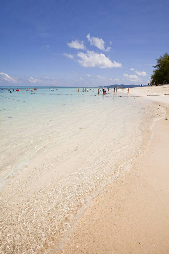 游泳,竖图,彩色,室外,白天,旅游,度假,美景,名胜古迹,沙滩,树林,标志建筑,地标,建筑,泰国,亚洲,游客,遗迹,图片,海平面,古迹,文物,娱乐,建设,古建筑,普吉岛,自然,海水,享受,休闲,旅游胜地,放松,摄影,东南亚,海滨,古文明,泰王国,皮皮岛,普吉,披披岛,甲米府,海,海滩,旅行,大皮皮岛,竹子岛,bj174