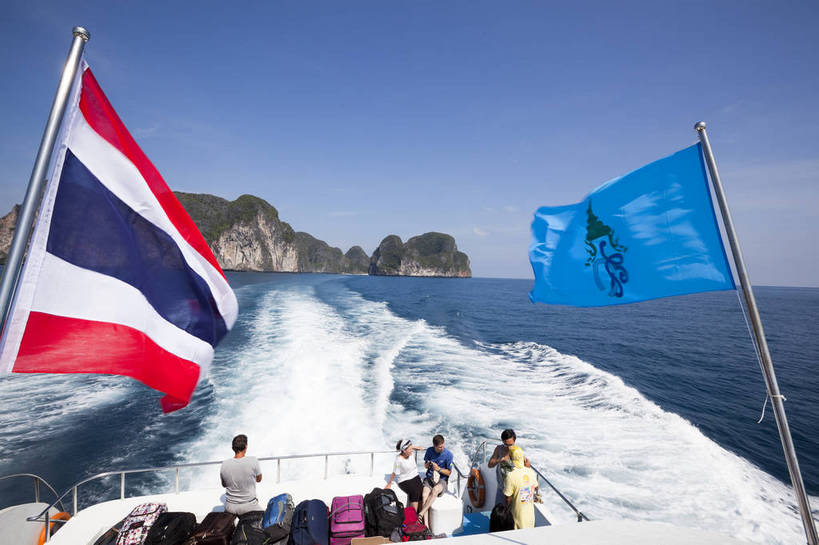 横图,彩色,室外,特写,白天,旅游,度假,美景,名胜古迹,沙滩,山,标志建筑,地标,建筑,船,旗帜,国旗,泰国,亚洲,游客,局部,遗迹,图片,山峰,海平面,巨石,古迹,文物,娱乐,建设,古建筑,普吉岛,自然,海水,享受,休闲,旅游胜地,放松,摄影,东南亚,甲板,海滨,古文明,泰王国,皮皮岛,普吉,披披岛,旗,海,海滩,旅行,泰国国旗,bj174