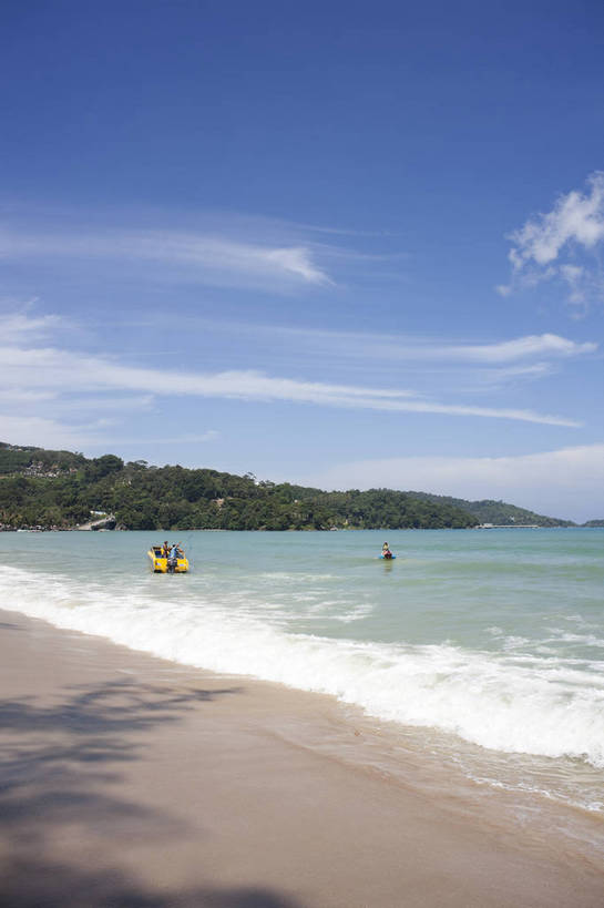 宾馆,竖图,彩色,室外,白天,旅游,度假,美景,名胜古迹,沙滩,树林,标志建筑,地标,建筑,酒店,船,泰国,亚洲,游客,遗迹,图片,古迹,文物,娱乐,建设,古建筑,普吉岛,自然,海水,享受,休闲,旅游胜地,放松,摄影,东南亚,酒家,旅社,海滨,度假村,古文明,泰王国,普吉,海,海滩,旅行,客店,客栈,旅店,旅馆,商旅,巴通海滩,bj174