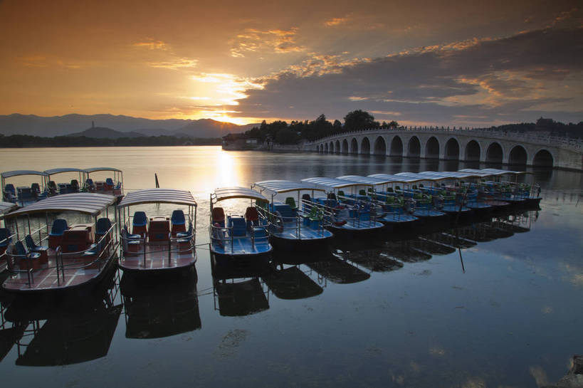 颐和园,横图,彩色,室外,旅游,度假,湖,名胜古迹,北京,中国,图片,娱乐,游船,黄昏,享受,休闲,旅游胜地,放松,摄影,古代建筑,文明,昆明湖,十七孔桥,古代文明,夕阳,旅行,bj174