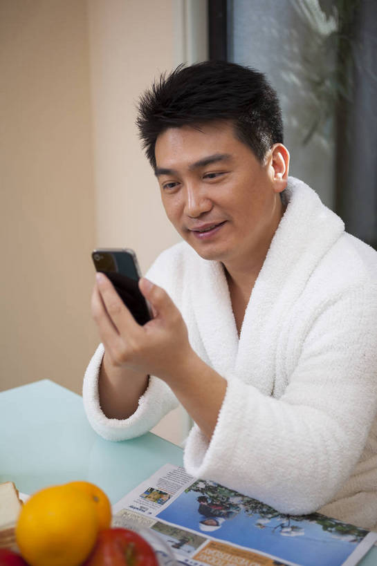 东方人,中年人,餐厅,坐,打电话,竖图,彩色,室内,白天,侧面,时尚,早餐,成功,北京,中国,仅一个人,图片,豪华,用餐,食物,休闲,健康,成熟,活力,自信,摄影,生活方式,家居服,便装,精明,男人,男性,中年男性,亚洲人,中国人,沟通,半身,愉快,奢华,bj174