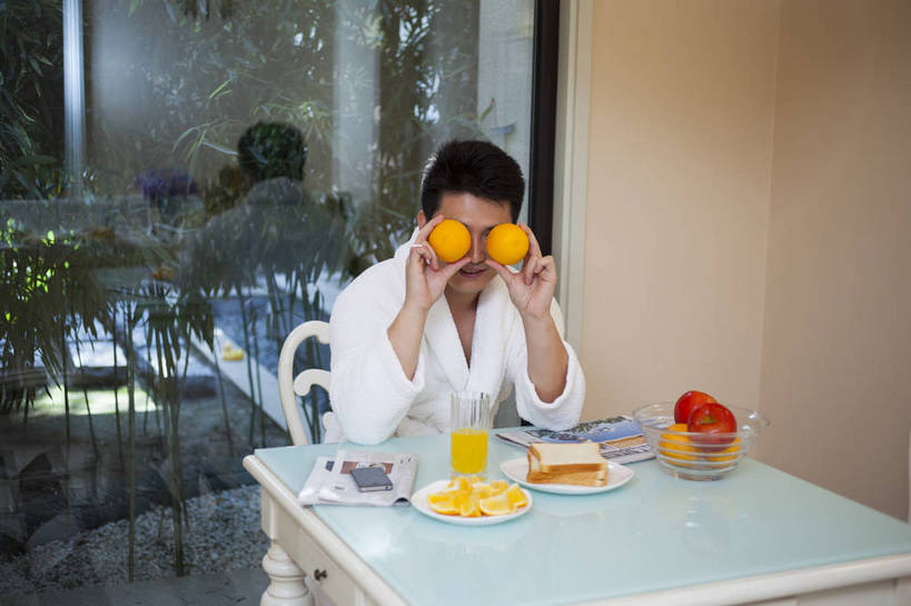 东方人,中年人,餐厅,坐,横图,彩色,室内,白天,侧面,时尚,早餐,兴奋,成功,北京,中国,仅一个人,欢呼,图片,豪华,用餐,食物,休闲,健康,成熟,活力,自信,摄影,生活方式,家居服,便装,精明,男人,男性,中年男性,亚洲人,中国人,半身,愉快,奢华,bj174