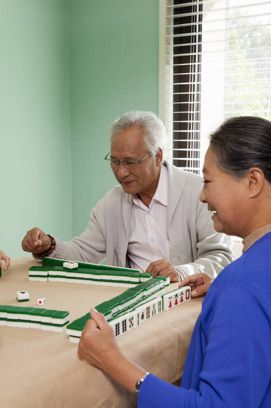 东方人,老年人,两个人,家庭,竖图,彩色,室内,白天,侧面,聚会,度假,时尚,游戏,赌博,贪欲,幸福,竞争,玩具,北京,中国,图片,美丽,玩,娱乐,刺激,麻将,享受,休闲,健康,温馨,休闲服,成熟,活力,可爱,摄影,生活方式,活动,优雅,和睦,发泄,消遣,智力,亲情,赌具,居室,合家欢,团圆,投机,侥幸,欲望,宣泄,乐观,精明,老年男性,老年女性,男人,男性,女人,女性,亚洲人,中国人,全家福,玩耍,嬉戏,半身,爱,高兴,愉快,胜负,输赢,奢华,bj174