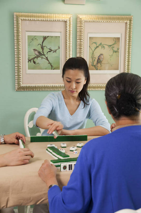 东方人,中年人,老年人,两个人,家庭,竖图,彩色,室内,白天,正面,聚会,度假,时尚,游戏,赌博,贪欲,幸福,竞争,玩具,北京,中国,图片,美丽,玩,娱乐,刺激,背面,麻将,享受,休闲,健康,温馨,休闲服,成熟,活力,可爱,摄影,生活方式,活动,优雅,和睦,发泄,消遣,智力,亲情,赌具,居室,合家欢,团圆,投机,侥幸,欲望,宣泄,乐观,精明,老年女性,年轻女性,女人,女性,亚洲人,中国人,全家福,玩耍,嬉戏,半身,爱,高兴,愉快,胜负,输赢,奢华,bj174