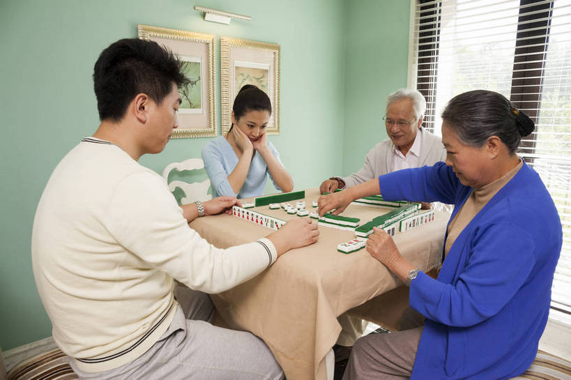 东方人,老年人,四个人,家庭,夫妻,横图,彩色,室内,白天,侧面,聚会,度假,时尚,游戏,赌博,贪欲,幸福,竞争,玩具,北京,中国,图片,美丽,玩,娱乐,刺激,背面,麻将,享受,休闲,健康,温馨,休闲服,成熟,活力,可爱,摄影,生活方式,活动,优雅,和睦,发泄,消遣,智力,亲情,赌具,居室,合家欢,团圆,投机,侥幸,欲望,宣泄,乐观,精明,老年男性,男人,男性,亚洲人,中国人,全家福,玩耍,嬉戏,半身,爱,高兴,愉快,胜负,输赢,奢华,bj174