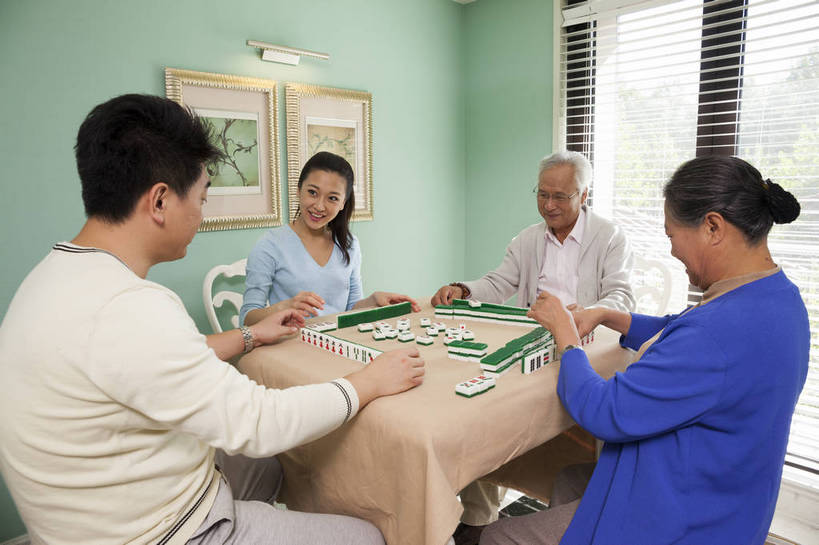 东方人,中年人,老年人,四个人,家庭,夫妻,横图,彩色,室内,白天,侧面,聚会,度假,时尚,游戏,赌博,贪欲,幸福,竞争,玩具,北京,中国,图片,美丽,玩,娱乐,刺激,背面,麻将,享受,休闲,健康,温馨,休闲服,成熟,活力,可爱,摄影,生活方式,活动,优雅,和睦,发泄,消遣,智力,亲情,赌具,居室,合家欢,团圆,投机,侥幸,欲望,宣泄,乐观,精明,男人,男性,女人,女性,中年男性,亚洲人,中国人,全家福,玩耍,嬉戏,半身,爱,高兴,愉快,胜负,输赢,奢华,bj174