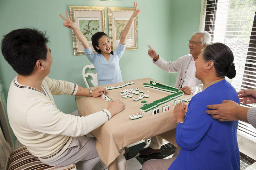 东方人,中年人,老年人,四个人,家庭,夫妻,横图,彩色,室内,白天,侧面,聚会,度假,时尚,游戏,赌博,贪欲,幸福,竞争,玩具,北京,中国,图片,美丽,玩,娱乐,刺激,背面,麻将,享受,休闲,健康,温馨,休闲服,成熟,活力,可爱,摄影,生活方式,活动,优雅,和睦,发泄,消遣,智力,亲情,赌具,居室,合家欢,团圆,投机,侥幸,欲望,宣泄,乐观,精明,男人,男性,女人,女性,中年男性,亚洲人,中国人,全家福,玩耍,嬉戏,半身,爱,高兴,愉快,胜负,输赢,奢华,bj174
