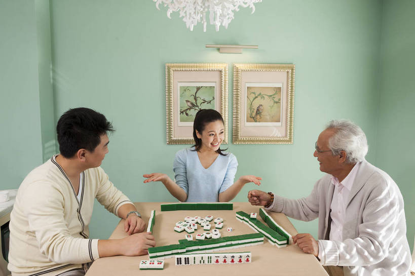 东方人,中年人,老年人,三个人,家庭,夫妻,横图,彩色,室内,白天,正面,侧面,聚会,度假,时尚,游戏,赌博,贪欲,幸福,竞争,玩具,北京,中国,图片,美丽,玩,娱乐,刺激,麻将,享受,休闲,健康,温馨,休闲服,成熟,活力,可爱,摄影,生活方式,活动,优雅,和睦,发泄,消遣,智力,亲情,赌具,居室,合家欢,团圆,投机,侥幸,欲望,宣泄,乐观,精明,男人,男性,年轻女性,女人,女性,中年男性,亚洲人,中国人,全家福,玩耍,嬉戏,半身,爱,高兴,愉快,胜负,输赢,奢华,bj174