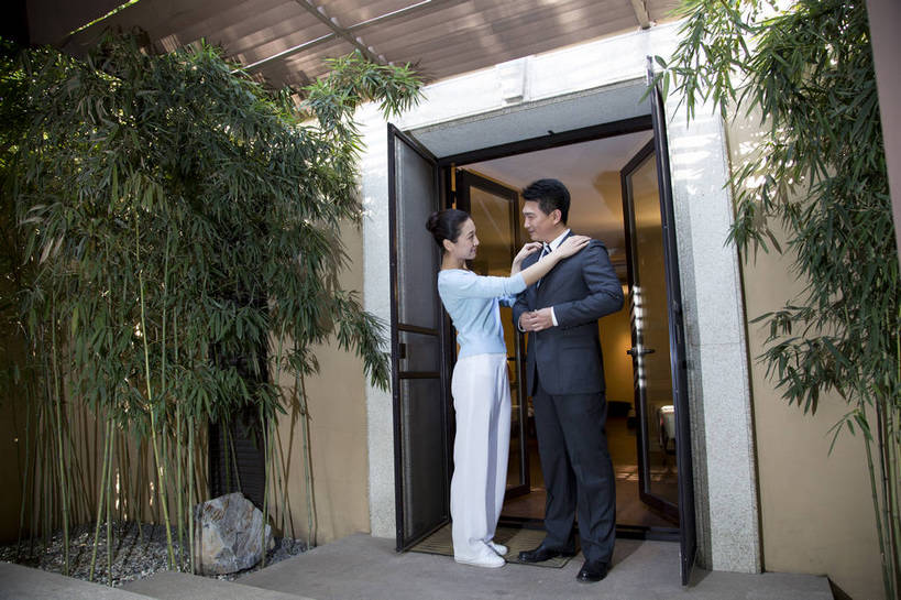 东方人,中年人,两个人,家庭,夫妻,站,横图,彩色,室外,白天,侧面,时尚,幸福,成功,门厅,北京,中国,上班,正装,图片,门口,豪华,美丽,休闲,健康,休闲服,成熟,活力,可爱,美女,自信,摄影,生活方式,告别,整理,优雅,亲近,亲情,家居服,居室,乐观,精明,男人,男性,年轻女性,女人,女性,中年男性,亚洲人,中国人,年轻人,情侣,全身,西服,爱,高兴,愉快,奢华,bj174