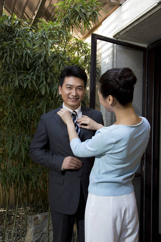 东方人,中年人,两个人,家庭,夫妻,站,竖图,彩色,室外,白天,正面,时尚,幸福,成功,门厅,北京,中国,上班,正装,图片,门口,豪华,美丽,背面,休闲,健康,休闲服,成熟,活力,可爱,美女,自信,摄影,生活方式,告别,整理,优雅,亲近,亲情,家居服,居室,乐观,精明,男人,男性,年轻女性,女人,女性,中年男性,亚洲人,中国人,年轻人,情侣,半身,西服,爱,高兴,愉快,奢华,bj174