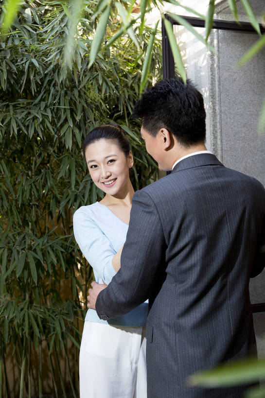 东方人,中年人,两个人,家庭,夫妻,站,竖图,彩色,室外,白天,正面,时尚,幸福,成功,门厅,北京,中国,上班,正装,图片,门口,豪华,美丽,背面,休闲,健康,休闲服,成熟,活力,可爱,美女,自信,摄影,生活方式,告别,优雅,亲近,亲情,家居服,居室,乐观,精明,男人,男性,年轻女性,女人,女性,中年男性,亚洲人,中国人,年轻人,情侣,拥抱,半身,西服,爱,高兴,愉快,奢华,bj174