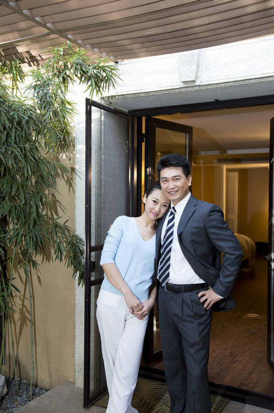 东方人,中年人,两个人,家庭,夫妻,站,竖图,彩色,室外,白天,侧面,时尚,幸福,成功,门厅,北京,中国,上班,正装,图片,门口,豪华,美丽,休闲,健康,休闲服,成熟,活力,可爱,美女,自信,摄影,生活方式,告别,优雅,亲近,亲情,家居服,居室,乐观,精明,男人,男性,年轻女性,女人,女性,中年男性,亚洲人,中国人,年轻人,情侣,拥抱,半身,西服,爱,高兴,愉快,奢华,bj174