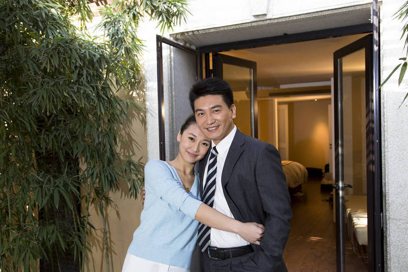 东方人,中年人,两个人,家庭,夫妻,站,横图,彩色,室外,白天,正面,时尚,幸福,成功,门厅,北京,中国,上班,正装,图片,门口,豪华,美丽,休闲,健康,休闲服,成熟,活力,可爱,美女,自信,摄影,生活方式,告别,优雅,亲近,亲情,家居服,居室,乐观,精明,男人,男性,年轻女性,女人,女性,中年男性,亚洲人,中国人,年轻人,情侣,拥抱,半身,西服,爱,高兴,愉快,奢华,bj174