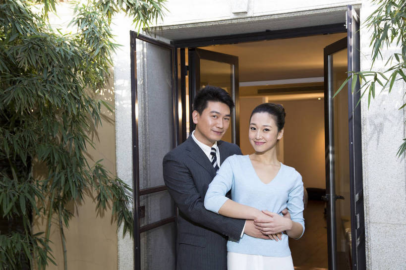 东方人,中年人,两个人,家庭,夫妻,站,横图,彩色,室外,白天,正面,时尚,幸福,成功,门厅,北京,中国,上班,正装,图片,门口,豪华,美丽,休闲,健康,休闲服,成熟,活力,可爱,美女,自信,摄影,生活方式,告别,优雅,亲近,亲情,家居服,居室,乐观,精明,男人,男性,年轻女性,女人,女性,中年男性,亚洲人,中国人,年轻人,情侣,拥抱,半身,西服,爱,高兴,愉快,奢华,bj174