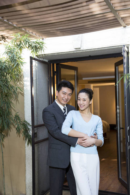 东方人,中年人,两个人,家庭,夫妻,站,竖图,彩色,室外,白天,正面,时尚,幸福,成功,门厅,北京,中国,上班,正装,图片,门口,豪华,美丽,休闲,健康,休闲服,成熟,活力,可爱,美女,自信,摄影,生活方式,告别,优雅,亲近,亲情,家居服,居室,乐观,精明,男人,男性,年轻女性,女人,女性,中年男性,亚洲人,中国人,年轻人,情侣,拥抱,半身,西服,爱,高兴,愉快,奢华,bj174