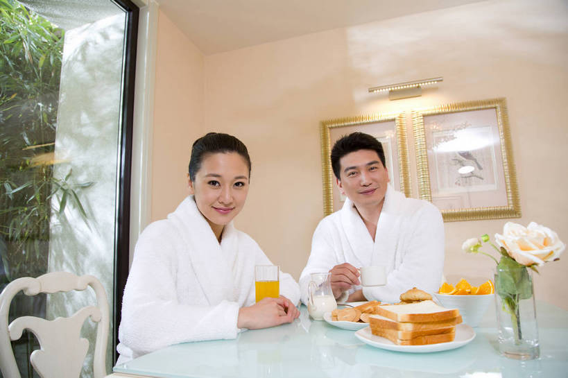 东方人,中年人,两个人,家庭,夫妻,餐厅,坐,横图,彩色,室内,白天,正面,侧面,时尚,早餐,幸福,成功,北京,中国,图片,豪华,美丽,用餐,食物,休闲,健康,成熟,活力,可爱,美女,自信,摄影,生活方式,优雅,亲近,亲情,家居服,乐观,精明,男人,男性,年轻女性,女人,女性,中年男性,亚洲人,中国人,年轻人,情侣,半身,爱,高兴,愉快,奢华,bj174