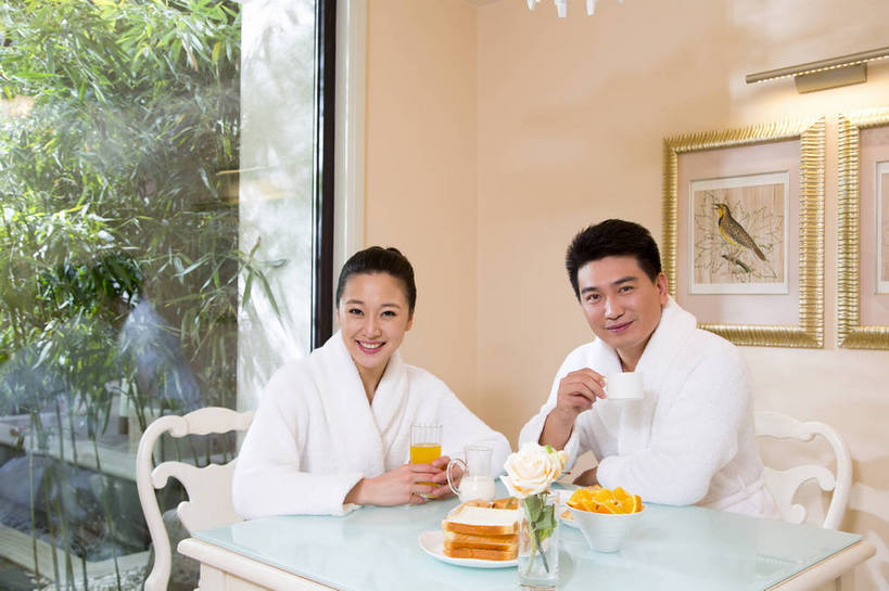 东方人,中年人,两个人,家庭,夫妻,餐厅,坐,横图,彩色,室内,白天,正面,时尚,早餐,幸福,成功,北京,中国,图片,豪华,美丽,用餐,食物,休闲,健康,成熟,活力,可爱,美女,自信,摄影,生活方式,优雅,亲近,亲情,家居服,乐观,精明,男人,男性,年轻女性,女人,女性,中年男性,亚洲人,中国人,年轻人,情侣,半身,爱,高兴,愉快,奢华,bj174