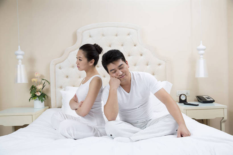 东方人,中年人,两个人,家庭,夫妻,坐,横图,彩色,室内,白天,正面,侧面,时尚,幸福,成功,卧室,北京,中国,生气,图片,美丽,休息,休闲,健康,成熟,活力,可爱,美女,自信,愤怒,摄影,生活方式,优雅,争吵,恼怒,愤慨,怒气,气愤,吵架,发怒,冷战,怒火,亲近,亲情,家居服,情绪,居室,争执,便装,脾气,忿怒,怨恨,强烈,乐观,精明,气忿,愤恨,肝火,激动,男人,男性,年轻女性,女人,女性,中年男性,亚洲人,中国人,年轻人,情侣,全身,爱,高兴,愉快,奢华,bj174