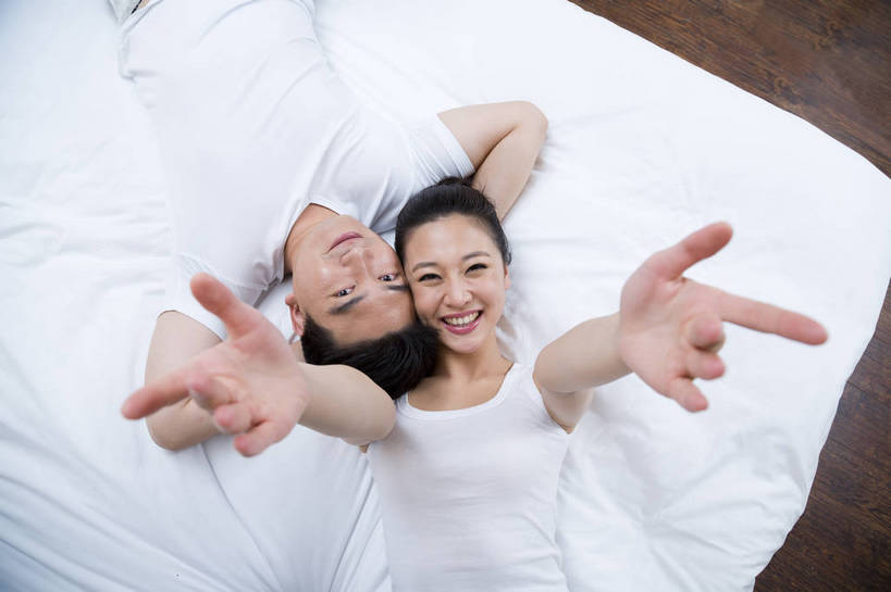 东方人,中年人,两个人,家庭,夫妻,躺,横图,俯视,彩色,室内,白天,正面,时尚,幸福,成功,卧室,北京,中国,图片,美丽,注视,观察,看,手势,休息,休闲,健康,成熟,活力,可爱,美女,自信,比划,摄影,生活方式,观看,优雅,察看,关注,亲近,亲情,家居服,居室,便装,乐观,精明,男人,男性,年轻女性,女人,女性,中年男性,亚洲人,中国人,年轻人,情侣,半身,爱,高兴,愉快,奢华,bj174