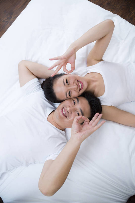 东方人,中年人,两个人,家庭,夫妻,躺,竖图,俯视,彩色,室内,白天,正面,时尚,幸福,成功,卧室,北京,中国,图片,美丽,注视,观察,看,手势,休息,休闲,健康,成熟,活力,可爱,美女,自信,比划,摄影,生活方式,观看,优雅,察看,关注,亲近,亲情,家居服,居室,便装,乐观,精明,男人,男性,年轻女性,女人,女性,中年男性,亚洲人,中国人,年轻人,情侣,半身,爱,高兴,愉快,奢华,bj174
