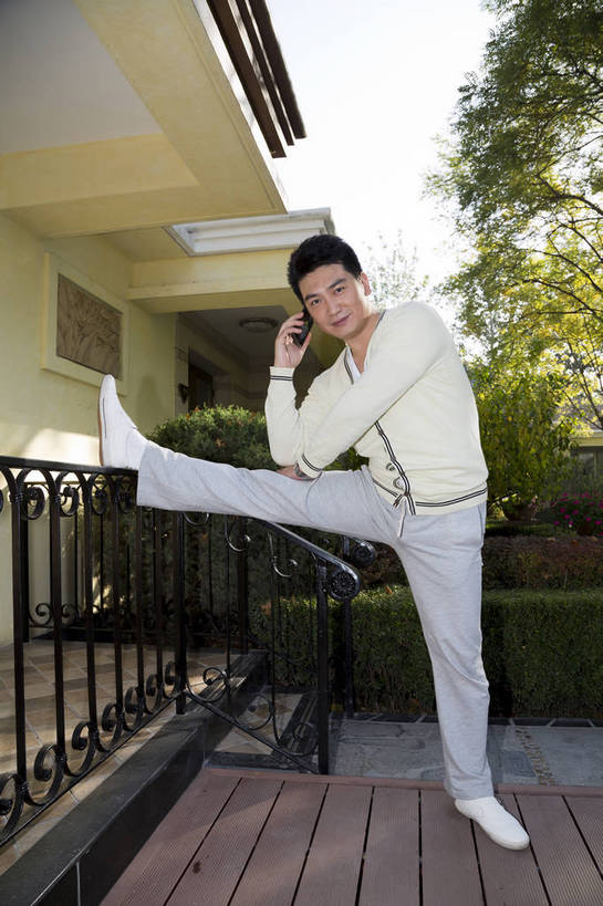 东方人,中年人,花园,站,打电话,竖图,彩色,室外,白天,正面,锻炼,度假,时尚,成功,北京,中国,仅一个人,图片,庭院,晨练,休闲,健康,休闲服,成熟,活力,自信,压腿,做操,摄影,生活方式,精明,男人,男性,中年男性,亚洲人,中国人,全身,愉快,奢华,bj174