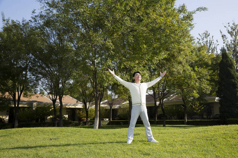 东方人,中年人,花园,站,横图,彩色,室外,白天,正面,锻炼,度假,时尚,成功,草地,北京,中国,仅一个人,伸展,图片,庭院,晨练,休闲,健康,休闲服,成熟,活力,自信,做操,摄影,生活方式,精明,男人,男性,中年男性,亚洲人,中国人,全身,愉快,奢华,bj174