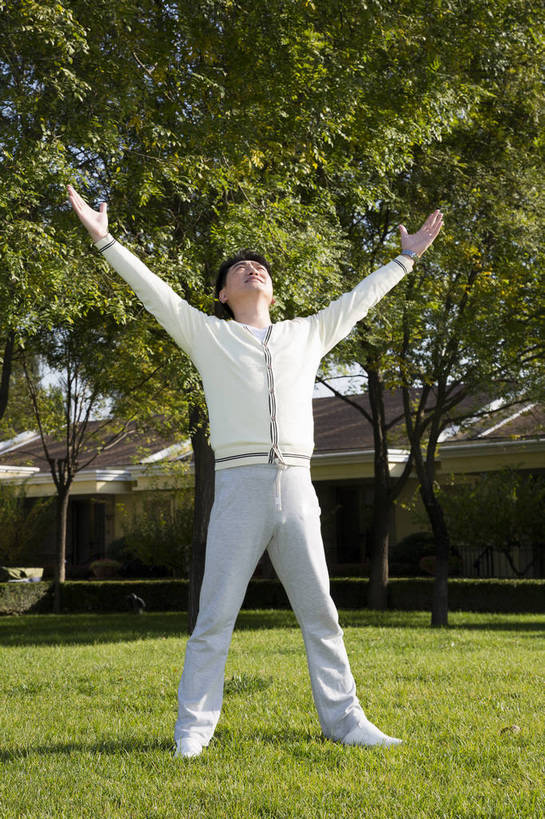 东方人,中年人,花园,站,竖图,彩色,室外,白天,正面,锻炼,度假,时尚,成功,草地,北京,中国,仅一个人,伸展,图片,庭院,晨练,休闲,健康,休闲服,成熟,活力,自信,做操,摄影,生活方式,精明,男人,男性,中年男性,亚洲人,中国人,全身,愉快,奢华,bj174