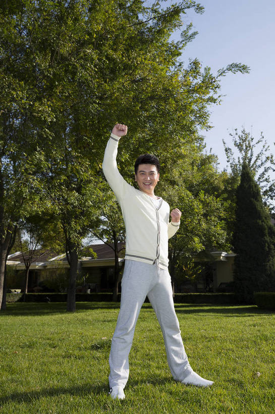 东方人,中年人,花园,站,竖图,彩色,室外,白天,侧面,锻炼,度假,时尚,成功,草地,北京,中国,仅一个人,伸展,图片,庭院,晨练,休闲,健康,休闲服,成熟,活力,自信,做操,摄影,生活方式,精明,男人,男性,中年男性,亚洲人,中国人,全身,愉快,奢华,bj174