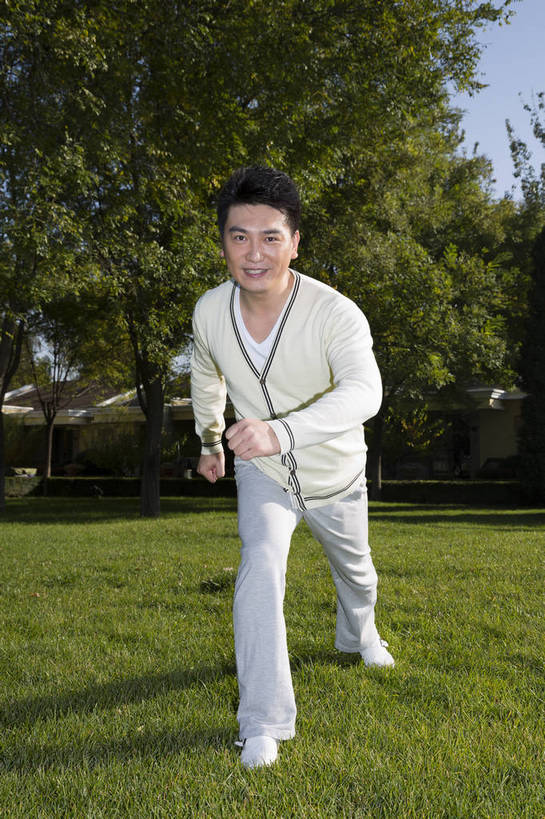 东方人,中年人,花园,站,竖图,彩色,室外,白天,侧面,锻炼,度假,时尚,成功,草地,北京,中国,仅一个人,图片,庭院,晨练,休闲,健康,休闲服,成熟,活力,自信,压腿,做操,摄影,生活方式,精明,男人,男性,中年男性,亚洲人,中国人,全身,愉快,奢华,bj174