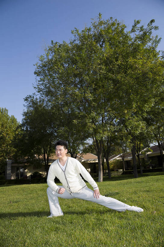 东方人,中年人,花园,站,竖图,彩色,室外,白天,正面,锻炼,度假,时尚,成功,草地,北京,中国,仅一个人,图片,庭院,晨练,休闲,健康,休闲服,成熟,活力,自信,压腿,做操,摄影,生活方式,精明,男人,男性,中年男性,亚洲人,中国人,全身,愉快,奢华,bj174