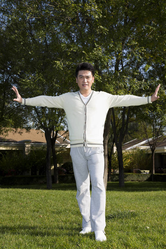 东方人,中年人,花园,站,竖图,彩色,室外,白天,正面,锻炼,度假,时尚,成功,草地,北京,中国,仅一个人,伸展,图片,庭院,晨练,休闲,健康,休闲服,成熟,活力,自信,做操,摄影,生活方式,精明,男人,男性,中年男性,亚洲人,中国人,全身,愉快,奢华,bj174