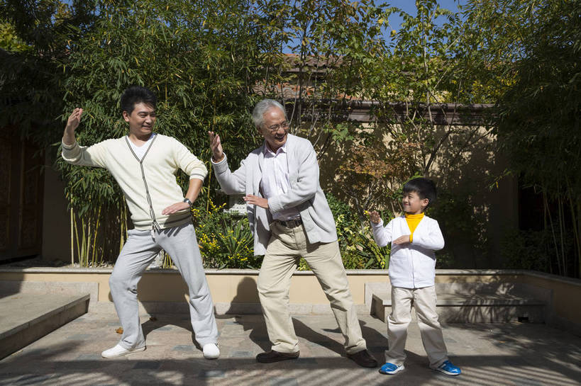 东方人,婴儿,儿童,中年人,老年人,三个人,家庭,父亲,儿子,三代同堂,花园,站,横图,彩色,室外,白天,正面,锻炼,度假,时尚,幸福,纯洁,成功,北京,中国,图片,庭院,小孩,站着,晨练,太极拳,休闲,健康,温馨,父子,三口之家,休闲服,活力,可爱,童趣,自信,做操,摄影,活泼,生活方式,祖孙,优雅,和睦,亲情,宝宝,合家欢,打拳,纯真,烂漫,无邪,团圆,乐观,伶俐,天真,老年男性,男孩,男人,男性,中年男性,亚洲人,中国人,孩子,年轻人,全家福,站立,全身,爱,高兴,愉快,男生,奢华,bj174