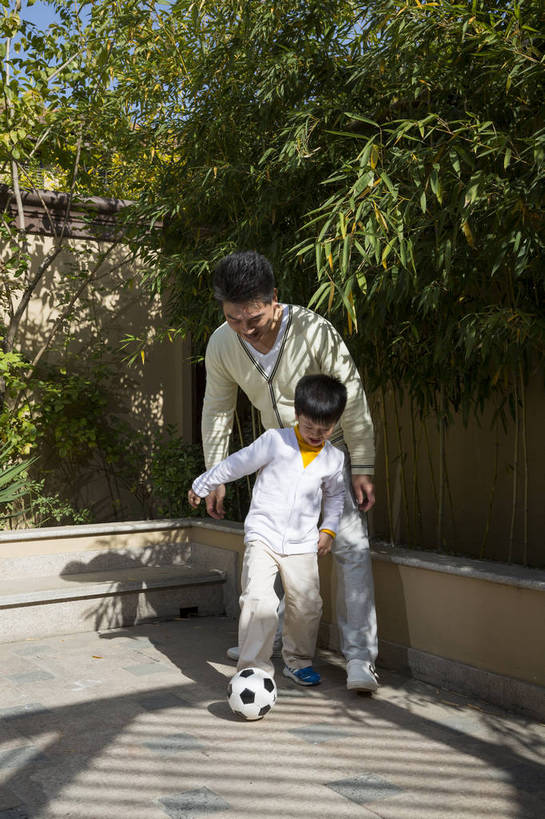 东方人,婴儿,儿童,中年人,两个人,家庭,父亲,儿子,花园,跑,笑,竖图,彩色,室外,白天,正面,度假,时尚,幸福,纯洁,成功,北京,中国,图片,院子,小孩,休闲,健康,温馨,父子,休闲服,活力,可爱,童趣,自信,摄影,活泼,生活方式,和睦,亲情,宝宝,踢足球,纯真,烂漫,无邪,团圆,乐观,伶俐,天真,男孩,男人,男性,中年男性,亚洲人,中国人,孩子,玩耍,全身,爱,高兴,愉快,男生,奢华,bj174