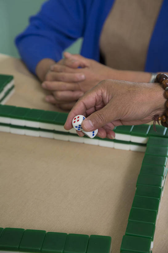 东方人,老年人,手,家庭,竖图,彩色,室内,特写,白天,侧面,聚会,时尚,游戏,赌博,贪欲,幸福,竞争,玩具,北京,中国,图片,玩,娱乐,刺激,麻将,休闲,健康,温馨,休闲服,摄影,生活方式,活动,和睦,发泄,消遣,智力,亲情,赌具,合家欢,团圆,投机,侥幸,欲望,宣泄,乐观,亚洲人,中国人,全家福,玩耍,嬉戏,半身,爱,高兴,愉快,胜负,输赢,bj174