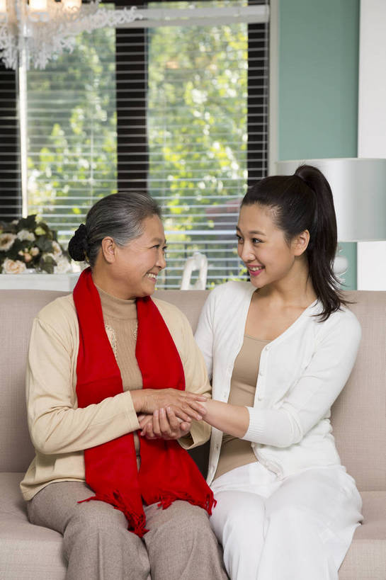 东方人,中年人,老年人,两个人,四个人,家庭,客厅,坐,竖图,彩色,室内,白天,正面,时尚,幸福,成功,沙发,北京,中国,新年,图片,豪华,美丽,休息,休闲,健康,温馨,喜庆,成熟,活力,可爱,美女,自信,摄影,生活方式,优雅,和睦,亲近,亲情,家居服,合家欢,团圆,乐观,精明,老年女性,年轻女性,女人,女性,亚洲人,中国人,年轻人,全家福,半身,爱,高兴,愉快,奢华,bj174