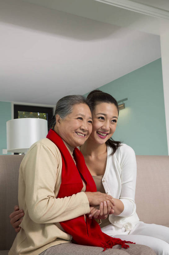 东方人,中年人,老年人,两个人,四个人,家庭,客厅,坐,竖图,彩色,室内,白天,侧面,时尚,幸福,成功,沙发,北京,中国,新年,图片,豪华,美丽,休息,休闲,健康,温馨,喜庆,成熟,活力,可爱,美女,自信,摄影,生活方式,优雅,和睦,亲近,亲情,家居服,合家欢,团圆,乐观,精明,老年女性,年轻女性,女人,女性,亚洲人,中国人,年轻人,全家福,半身,爱,高兴,愉快,奢华,bj174