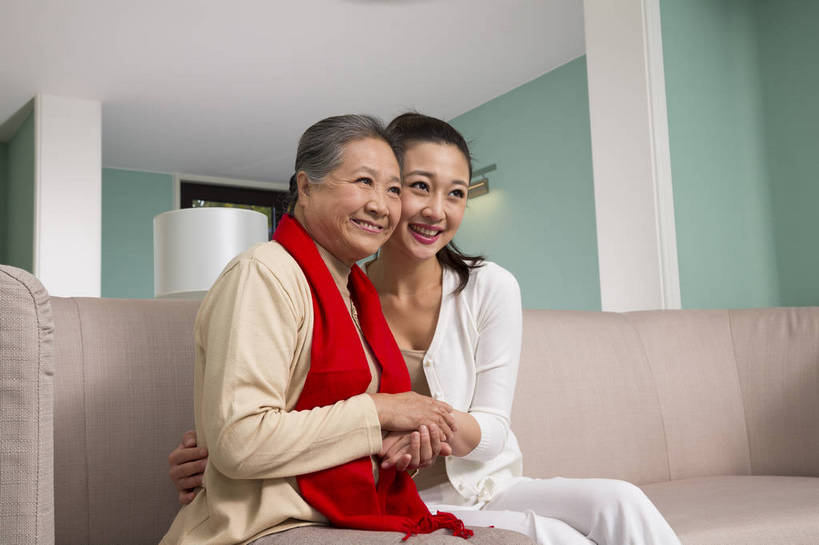 东方人,中年人,老年人,两个人,四个人,家庭,客厅,坐,横图,彩色,室内,白天,侧面,时尚,幸福,成功,沙发,北京,中国,新年,图片,豪华,美丽,休息,休闲,健康,温馨,喜庆,成熟,活力,可爱,美女,自信,摄影,生活方式,优雅,和睦,亲近,亲情,家居服,合家欢,团圆,乐观,精明,老年女性,年轻女性,女人,女性,亚洲人,中国人,年轻人,全家福,半身,爱,高兴,愉快,奢华,bj174