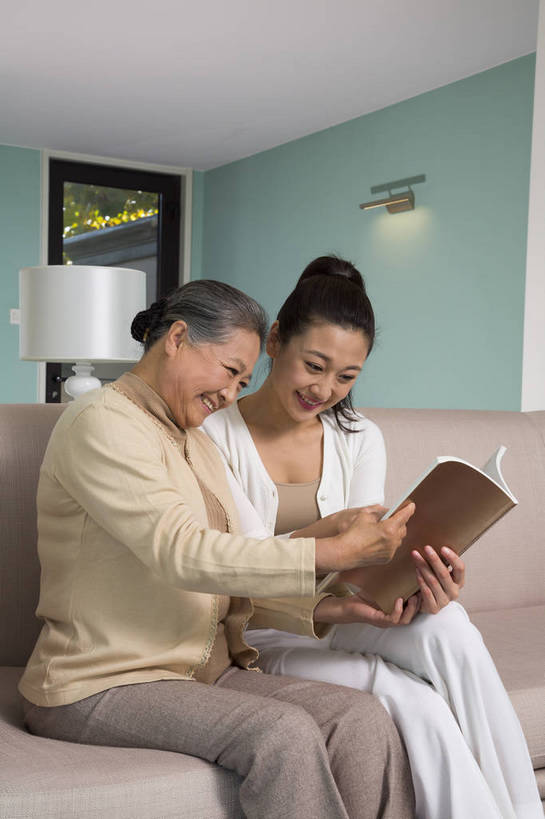 东方人,中年人,老年人,两个人,四个人,家庭,客厅,坐,竖图,彩色,室内,白天,侧面,看书,时尚,幸福,成功,沙发,北京,中国,图片,豪华,美丽,休息,休闲,健康,温馨,成熟,活力,可爱,美女,自信,摄影,生活方式,优雅,和睦,亲近,亲情,家居服,合家欢,团圆,乐观,精明,老年女性,年轻女性,女人,女性,亚洲人,中国人,年轻人,全家福,半身,爱,高兴,愉快,奢华,bj174