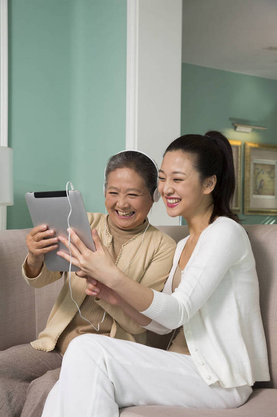 东方人,中年人,老年人,两个人,四个人,家庭,客厅,坐,竖图,彩色,室内,白天,侧面,时尚,幸福,成功,沙发,北京,中国,图片,豪华,美丽,休息,休闲,健康,温馨,成熟,活力,可爱,美女,自信,摄影,生活方式,优雅,和睦,亲近,亲情,家居服,合家欢,平板电脑,团圆,乐观,精明,上网,老年女性,年轻女性,女人,女性,亚洲人,中国人,年轻人,全家福,半身,爱,高兴,愉快,奢华,bj174